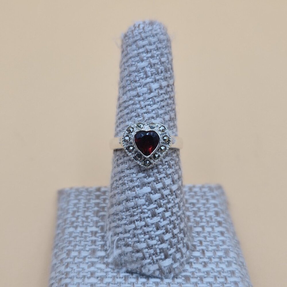 Size 7.25 Sterling Silver Glass Heart Gem With Marcasite's Ring A5708